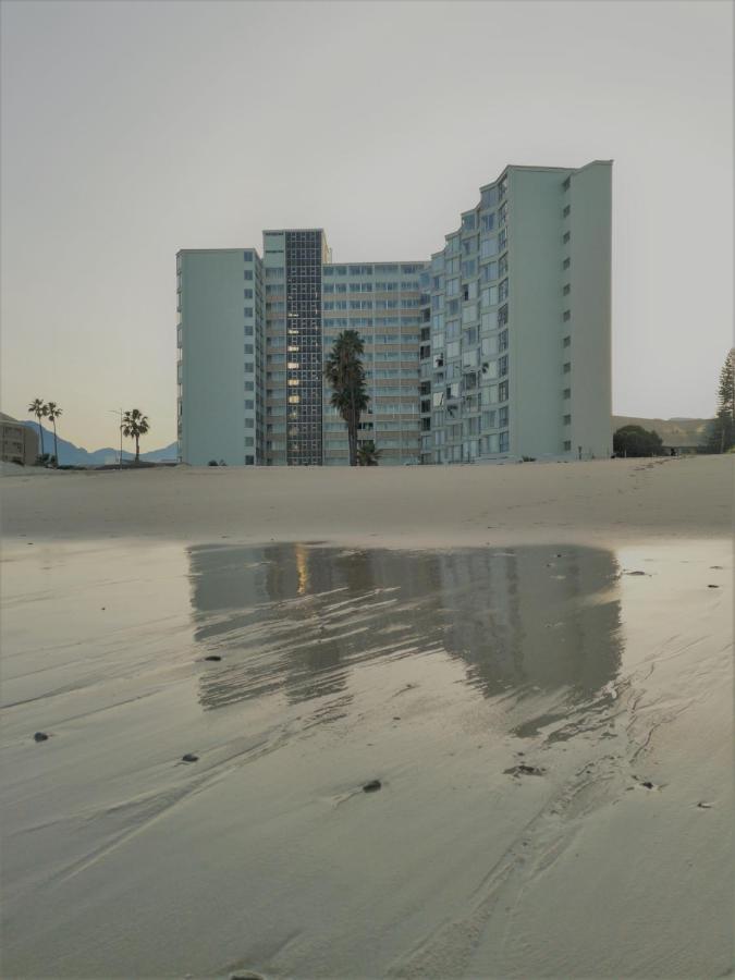 On The Beach At Strand Luaran gambar